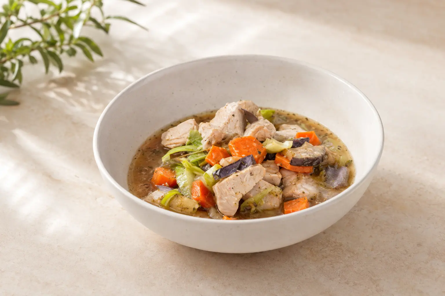 Geschmortes Hähnchen mit Gemüse und Kräutern der Provence