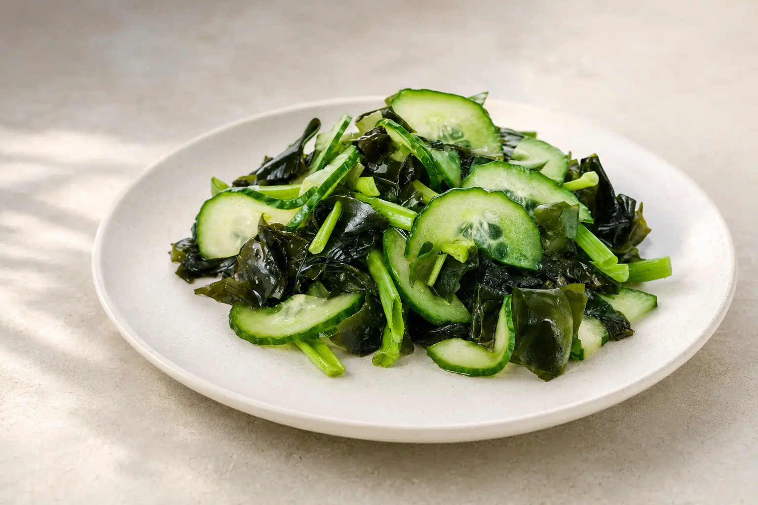 Algensalat mit Gurke