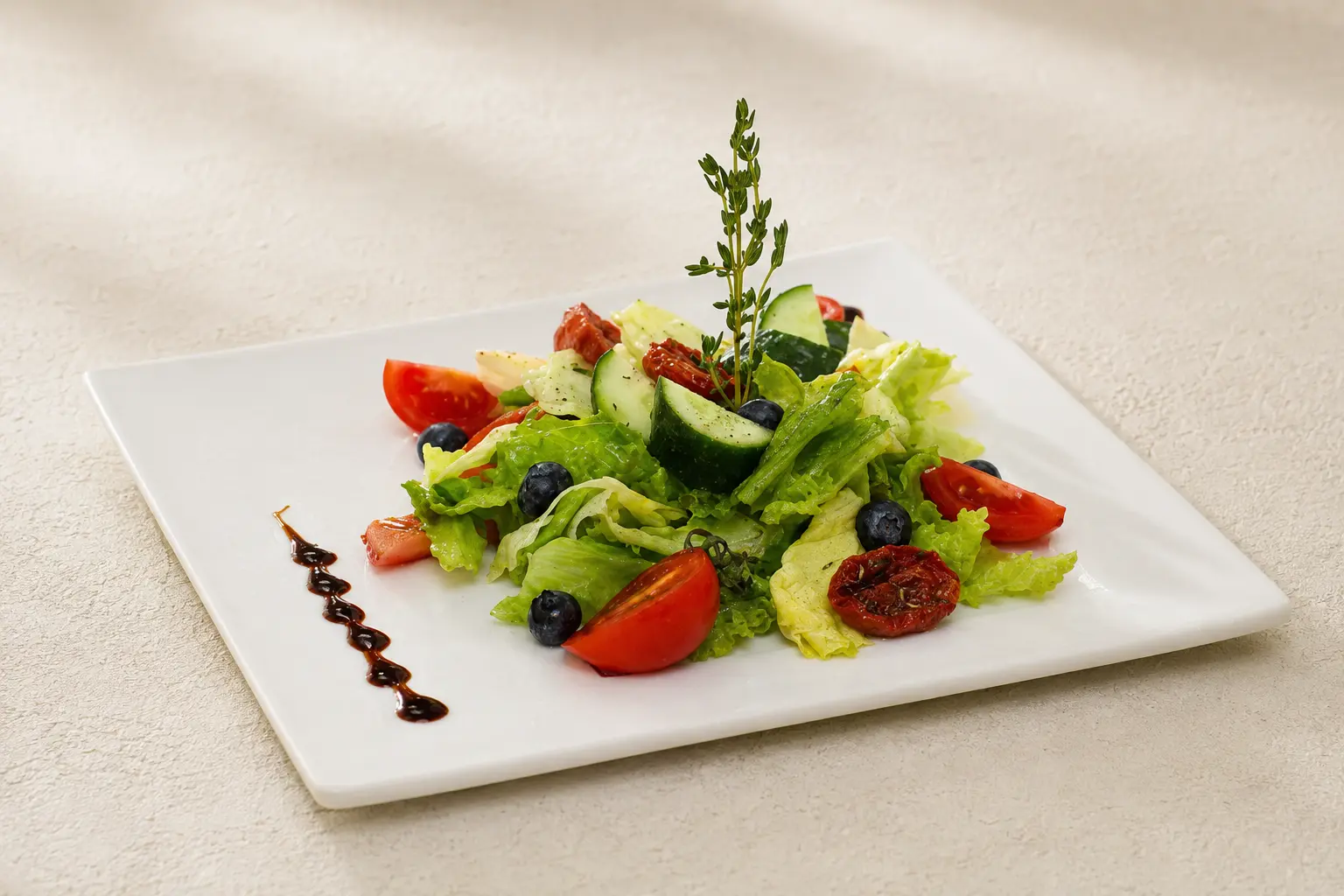 Frischer Gemüsesalat mit getrockneten Tomaten