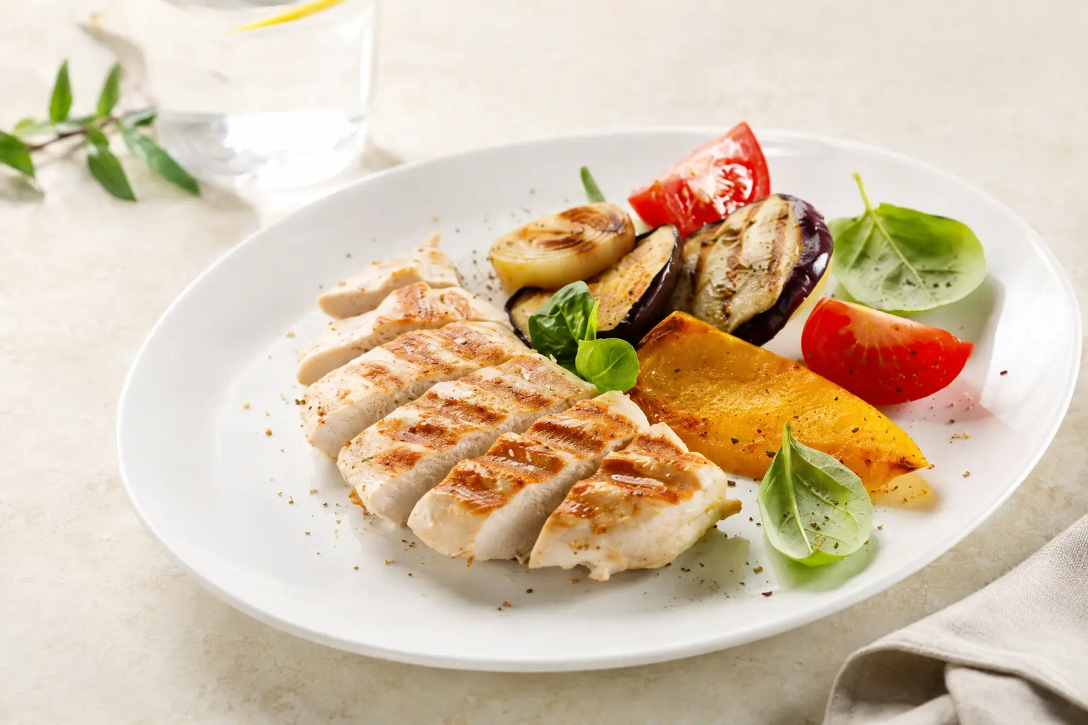 Gegrilltes Putenfilet mit Gemüse und Fruchtsauce